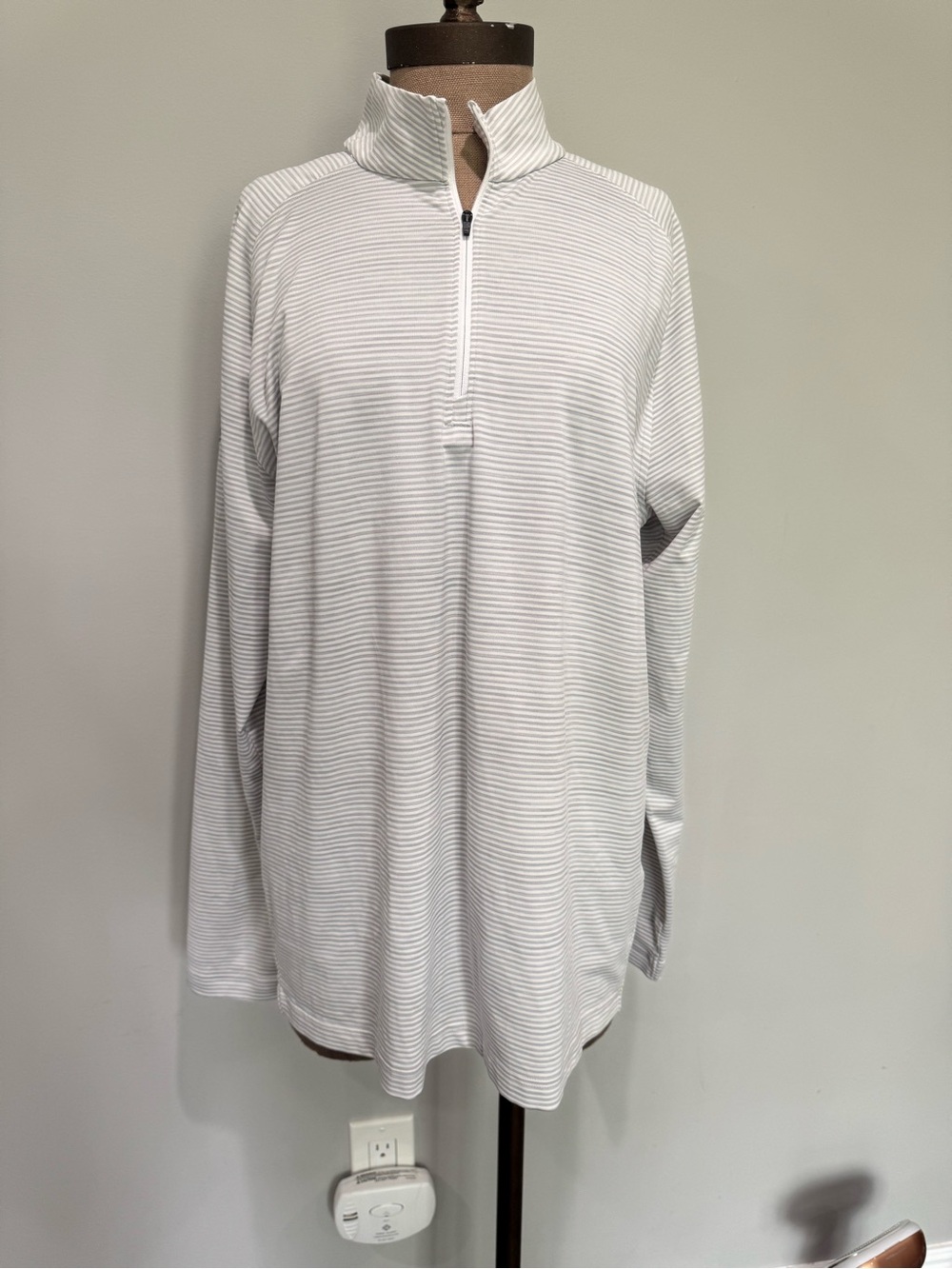 Men’s Under Armour Light Gray & White Striped half zipped Golf Polo size L
